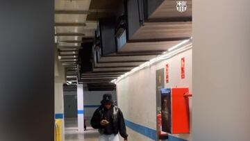 El extravagante ‘outfit’ de Koundé al llegar al Camp Nou: ojo a los pantalones
