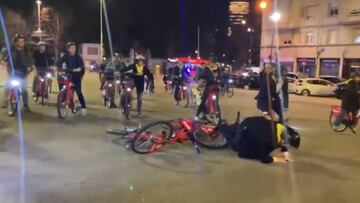 La estrepitosa caída con la bici del alcalde de Bilbao que se ha hecho viral al instante