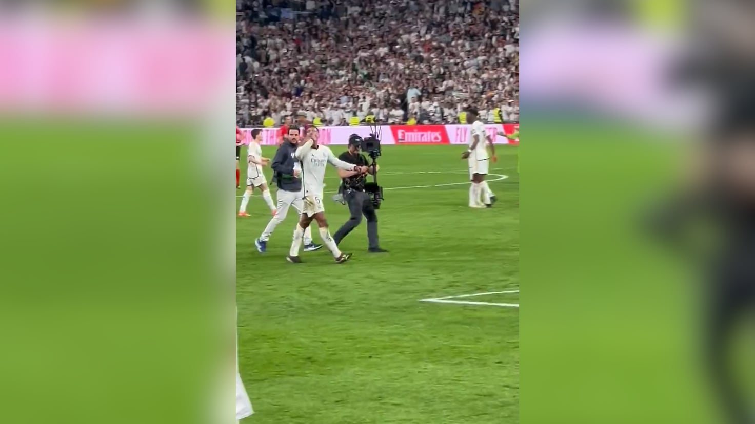 جود بيلينغهام يثير الجدل بإشارة الصمت تجاه جماهير برشلونة خلال الاحتفال