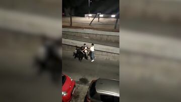 El video que causa estupor en Madrid: dos polic¨ªas no pueden con dos chavales que se les enfrentaron