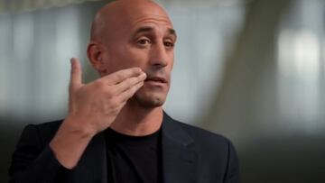 Rubiales se justifica diciendo que también besó en la boca a Vilda