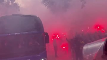 Aficionados del Barça... ¡apedrean el autobús del Barça!