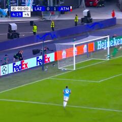 Se pasa de inverosímil hasta para ellos: el gol del portero de la Lazio al Atleti en el 95′