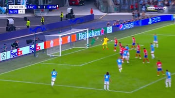 Se pasa de inverosímil hasta para ellos: el gol del portero de la Lazio al Atleti en el 95′