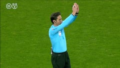 ¡Otra vez un árbitro teniendo que pedir perdón al estadio y los equipos!