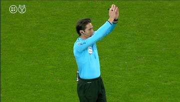 ¡Otra vez un árbitro teniendo que pedir perdón al estadio y los equipos!