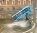 Pánico en Rusia: un bus pierde el control y cae a un río con 20 personas a bordo