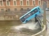 Pánico en Rusia: un bus pierde el control y cae a un río con 20 personas a bordo