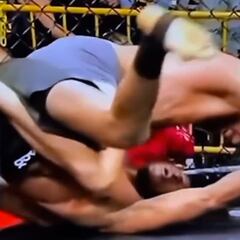 Le está metiendo una paliza brutal a su rival y de repente hace esto: para no parar de aplaudir