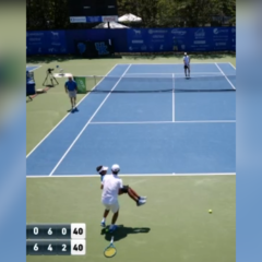 El momento de nervios de un tenista con niño recogepelotas que se desmayaba en pleno partido