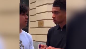 El detalle de Bellingham con un aficionado por las calles de Madrid