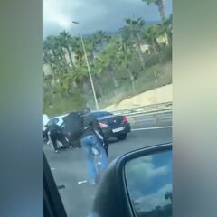 Un conductor provoca el caos en Marbella tras una lluvia de billetes de 50 euros por la ventanilla