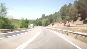 Un inconsciente nivel extremo: el adelantamiento de un camión que sobrecoge