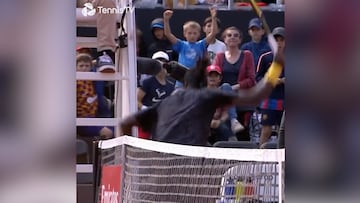Cruce de cables monumental: Ymer destroza su raqueta contra la silla del 芍rbitro y es descalificado