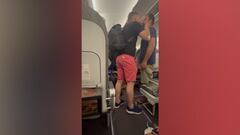La pelea entre dos españoles en un avión que se viraliza en Twitter