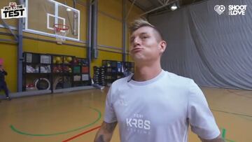 Kroos desafía a la lógica con un reto que lleva millones de reproducciones