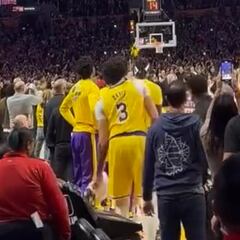 LeBron hace historia y la reacción de Davis a su canasta provoca un lío en los Lakers
