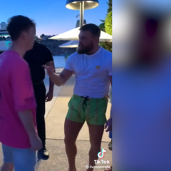 Se encuentran a McGregor en Ibiza, le ofrecen su camiseta y se llevan una vacilada de época