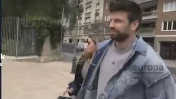 Clara Ch¨ªa se choca contra una se?al junto a Piqu¨¦ cuando le preguntaba la prensa