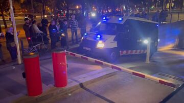 Así abandonó Dani Alves los juzgados rumbo a la prisión en el furgón de los Mossos