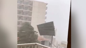 El vídeo del temporal en Mallorca que sobrecoge: un techo impacta contra un hotel