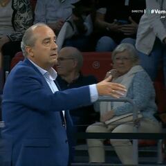 El entrenador le tiende la mano a su exjugador y este reacciona así: su cara es un auténtico poema