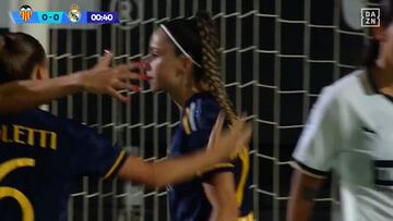 ?Ten¨ªa que ser ella! La celebraci¨®n de gol de Athenea tras no firmar el comunicado