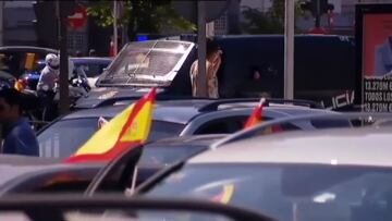 Reina, sobre la manifestaci車n de coches: "Pues parece que ha salido gentecilla a la calle, ?no?"