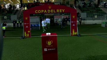 El enfado de Riqui Puig con el árbitro durante el partido ante el Cornellà