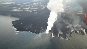 La lava del volcán se lleva también la playa de Los Guirres