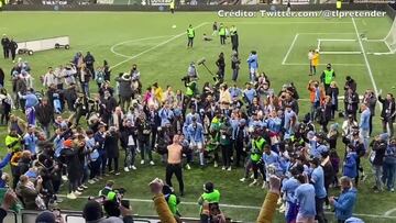 Ronny Deila festeja el título de New York City FC en ropa interior