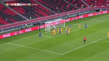 Javier Aquino salió por un choque de cabeza en el Mundial de Clubes
