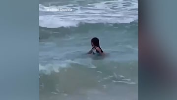Graba el ataque de un tiburón a su hija en Hawái