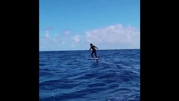 Confirman que el fundador de Facebook surfea olas gigantes