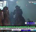 El impactante momento en el que un policía carga contra un cámara