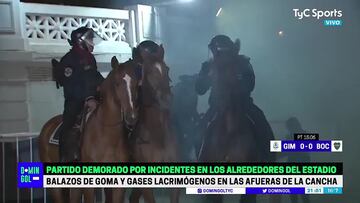 El impactante momento en el que un policía carga contra un cámara