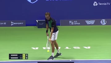 Djokovic tira la raqueta al público y Twitter estalla