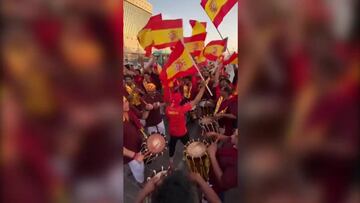 Aficionados qataríes apoyando a la selección española pagados por el mundial