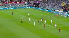 Tres árbitros en el VAR y uno en el campo y pitaron este penalti de Giménez: de no creer