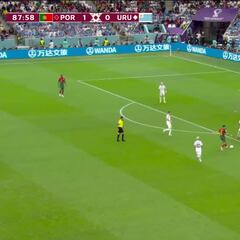 Tres árbitros en el VAR y uno en el campo y pitaron este penalti de Giménez: de no creer