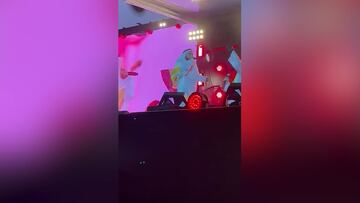 El discurso reivindicativo de Omar Montes en pleno concierto en Qatar: “Qué vivan las mujeres y el amor libre”