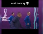 Mbappé ofrece su mano en el túnel de vestuarios y lo que ocurre ya es viral: “Karma”