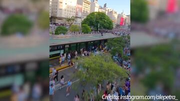 Increíble toma del festejo en Buenos Aires del pase de Argentina a la final de Qatar