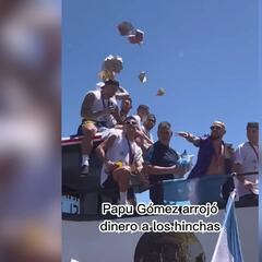 La fiesta argentina se descontroló: vean al ‘Papu’ Gómez lanzar dinero a los aficionados