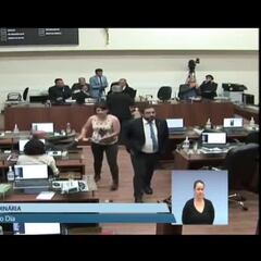 Graban el momento en que un concejal acosa sexualmente a su compañera en plena cámara