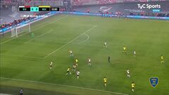 Error de González Pírez y Armani para el gol de Villa