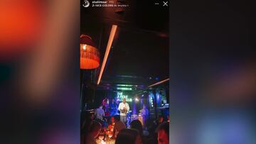 La mujer de Alaba se arranca a cantar en un restaurante de Madrid: canta hasta en español