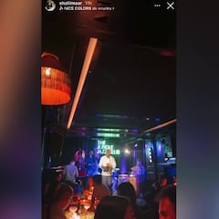 La mujer de Alaba se arranca a cantar en un restaurante de Madrid: canta hasta en español