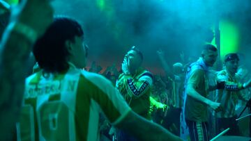 Y otra de Joaquín: en medio de toda la fiesta y con una máscara de él mismo