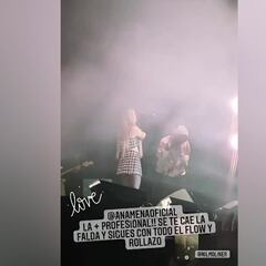 Ana Mena pierde la falda en pleno concierto y su reacción ya es viral